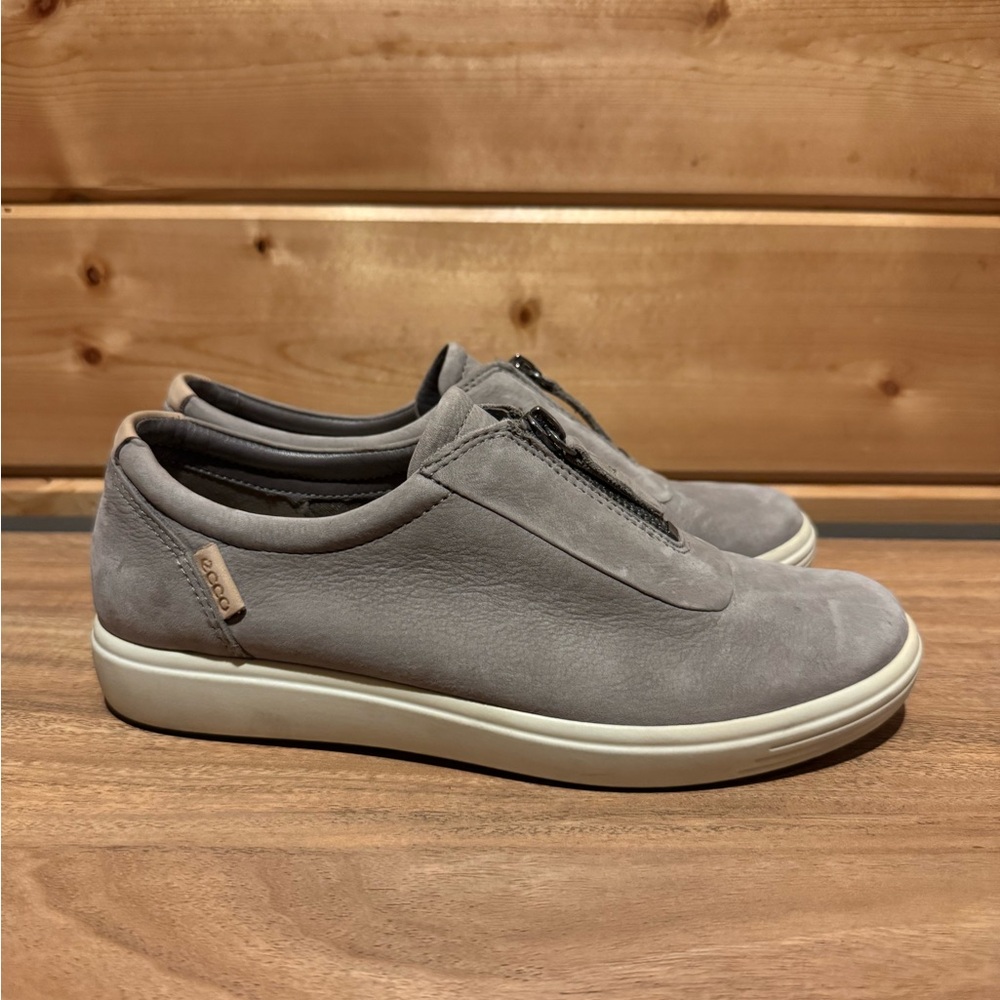 Like New Ecco Soft 7 Zip Leather Sneaker Women's Warm Grey - US Size 5 / EU 36 - Picture 5 of 10